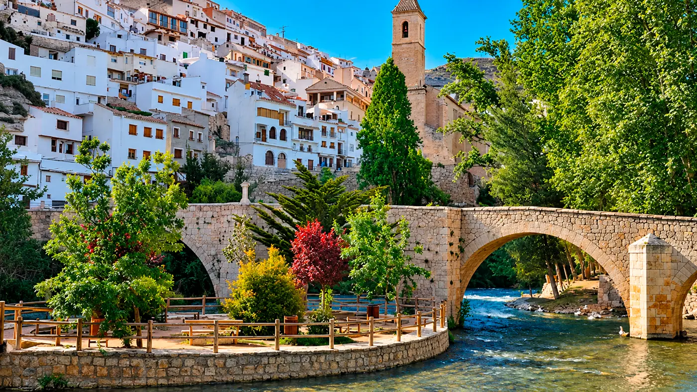 Alcalá del Júcar y el puente de piedra sobre el río