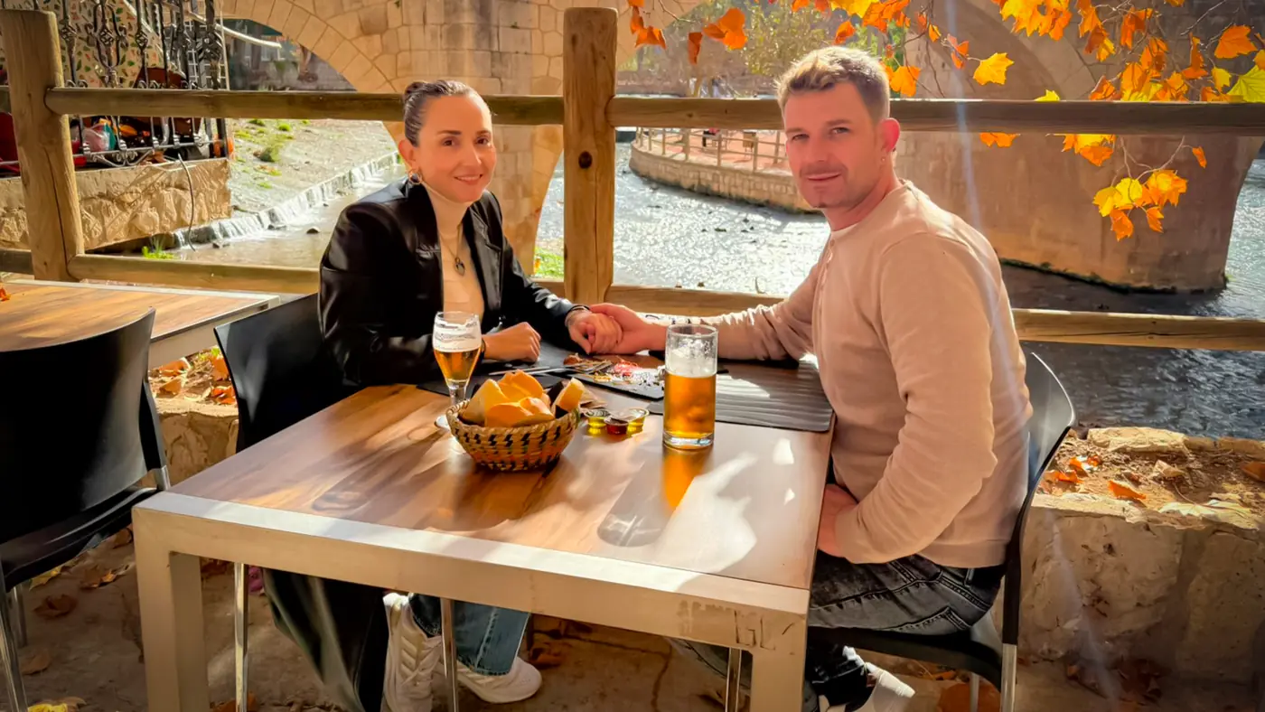 Comensales en la terraza del restaurante, junto al río Júcar