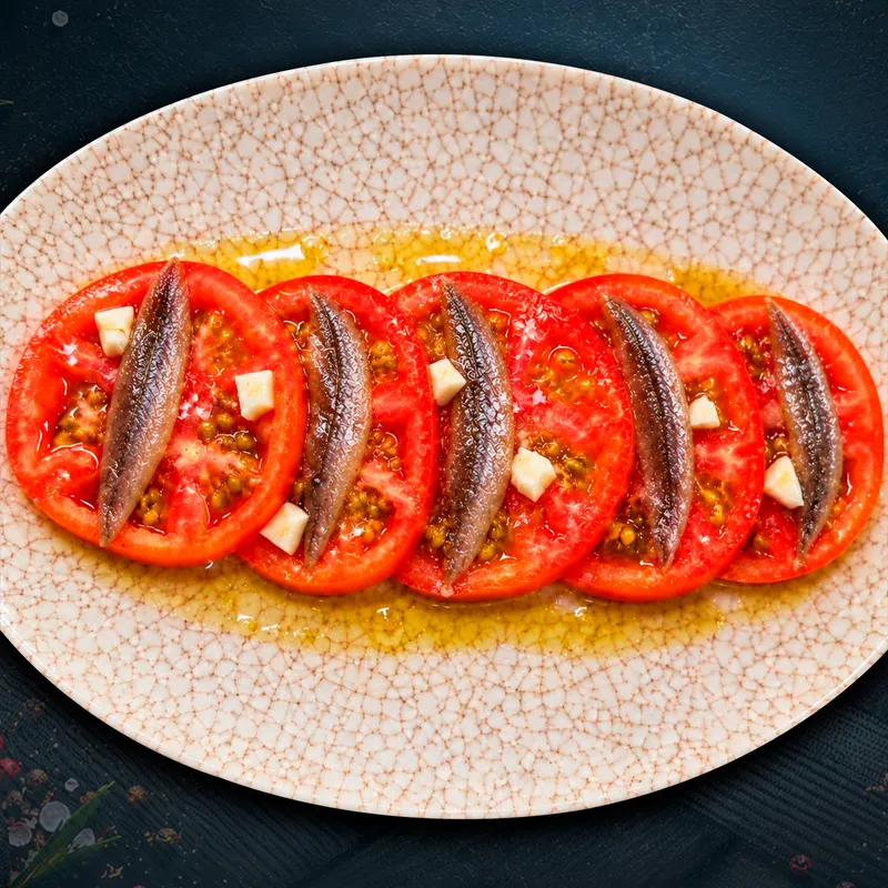 Tomate de nuestra huerta con anchoas