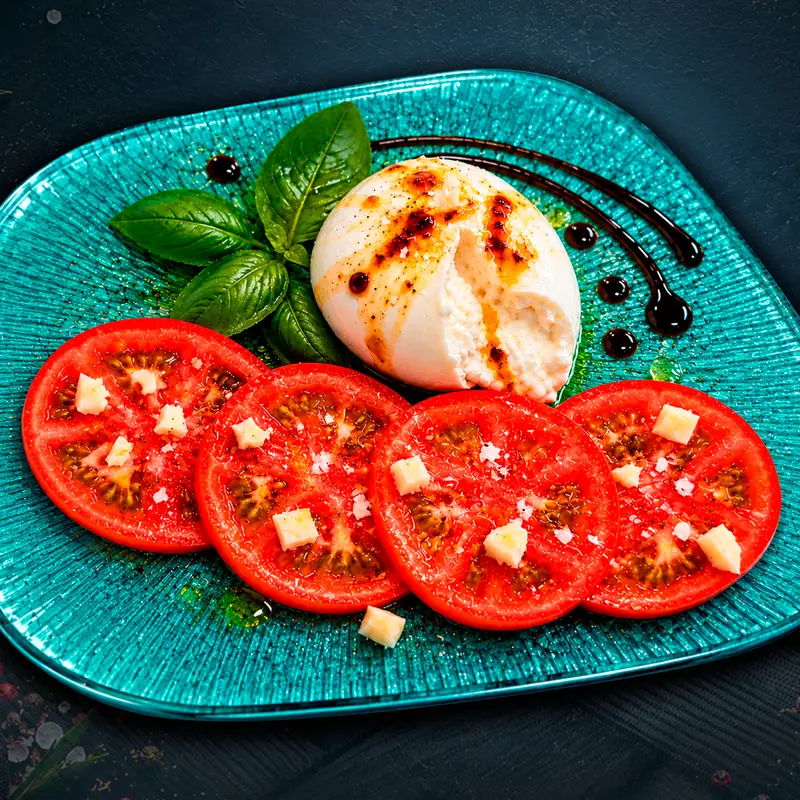 Tomate de nuestra huerta con burrata y salsa balsámica